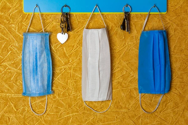 Bakteri, koronavirüs, virüs, mikroorganizma ve mikropların tıbbi maskeleri. Bir salgında dışarı çıkarken uygula