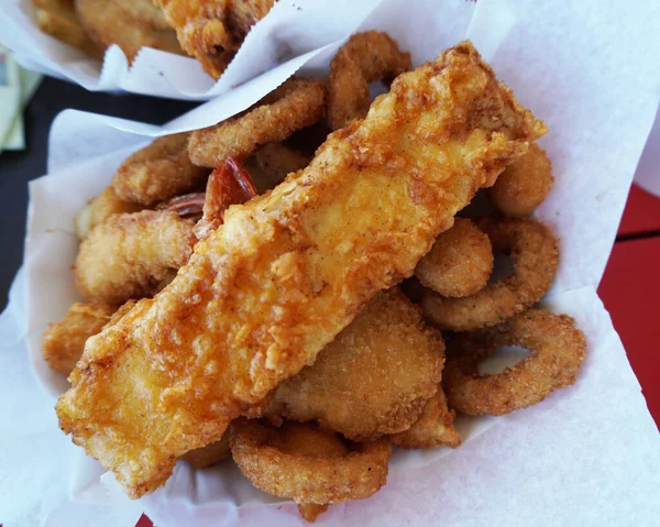 Una Placa Muestra Alimentos Marinos Fritos Con Pescado Calamares Camarones — Foto de Stock