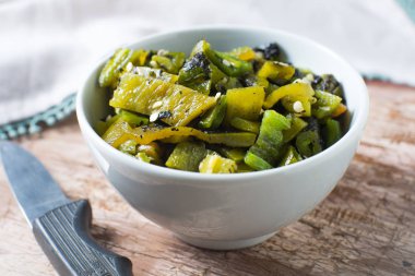 bir kase taze doğranmış kapak biber