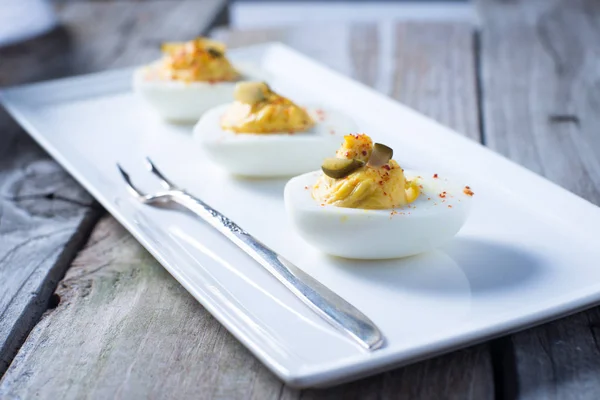 A tiszta tányér fűszeres deviled tojás előétel Stock Fotó