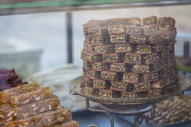 Sokak dükkanında Türk milli tatlısı. Baklava Türkiye 'nin tepesine vuruyor
