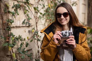 Bakü sokaklarını keşfeden genç turist kızın fotoğrafı. Eski şehri ziyaret eden ve şehrin fotoğraflarını çeken genç bir kızın karamsar fotoğrafları..