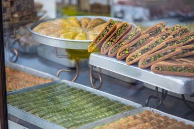 Sokak dükkanında Türk milli tatlısı. Baklava Türkiye 'nin tepesine vuruyor