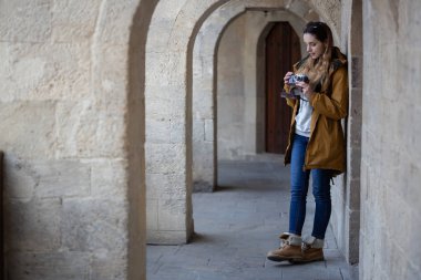 Bakü sokaklarını keşfeden genç turist kızın fotoğrafı. Eski şehri ziyaret eden ve şehrin fotoğraflarını çeken genç bir kızın karamsar fotoğrafları..