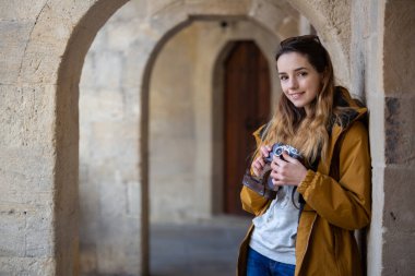 Bakü sokaklarını keşfeden genç turist kızın fotoğrafı. Eski şehri ziyaret eden ve şehrin fotoğraflarını çeken genç bir kızın karamsar fotoğrafları..
