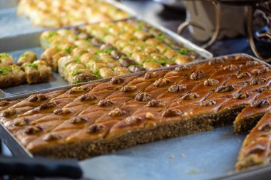 Sokak dükkanında Türk milli tatlısı. Baklava Türkiye 'nin tepesine vuruyor