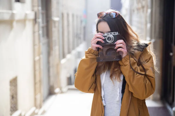 Foto eines jungen Touristenmädchens, das die Straßen von Baku erkundet. Stimmungsvolle Fotos von Teenager-Mädchen, die die Altstadt besuchen und Fotos von der Stadt machen. — Stockfoto