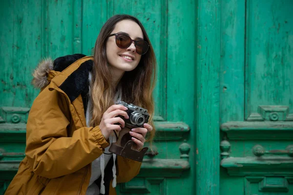 Foto av ung turist flicka utforska gatorna i Baku. Moody bilder av tonåring flicka besöker gamla stan och ta bilder av staden. — Stockfoto