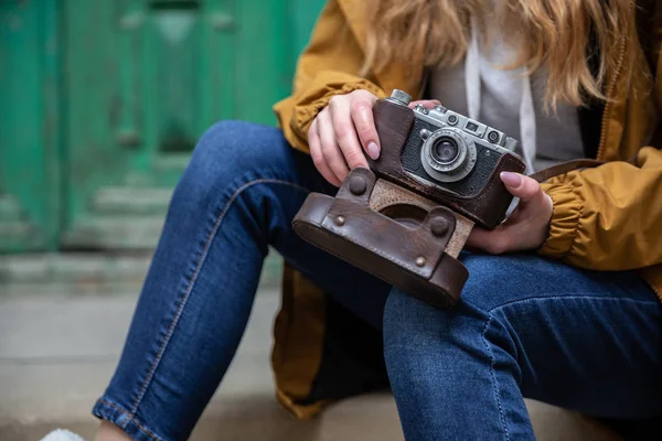 Foto eines jungen Touristenmädchens, das die Straßen von Baku erkundet. Stimmungsvolle Fotos von Teenager-Mädchen, die die Altstadt besuchen und Fotos von der Stadt machen. — Stockfoto