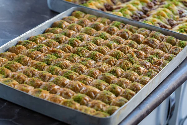 Bonbons nationaux turcs au magasin de rue. Baklava et délices cusine turque — Photo