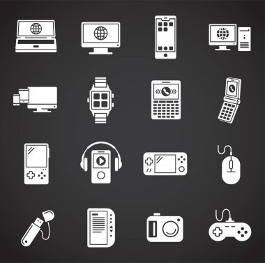 Grafik ve web tasarımı için arka planda dijital aygıtlarla ilgili simgeler ayarlandı. Web veya mobil uygulama için yaratıcı illüstrasyon konsepti sembolü.