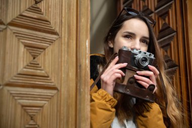 Bakü sokaklarını keşfeden genç turist kızın fotoğrafı. Eski şehri ziyaret eden ve şehrin fotoğraflarını çeken genç bir kızın karamsar fotoğrafları..