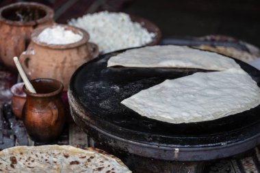 Azerbaycan yemeği düz ekmek dörtlüsü masaya yakın çekim