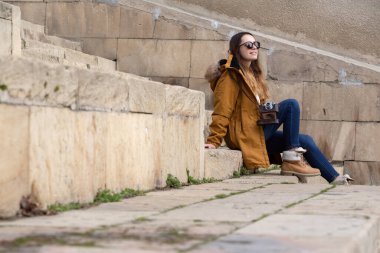 Bakü sokaklarını keşfeden genç turist kızın fotoğrafı. Eski şehri ziyaret eden ve şehrin fotoğraflarını çeken genç bir kızın karamsar fotoğrafları..