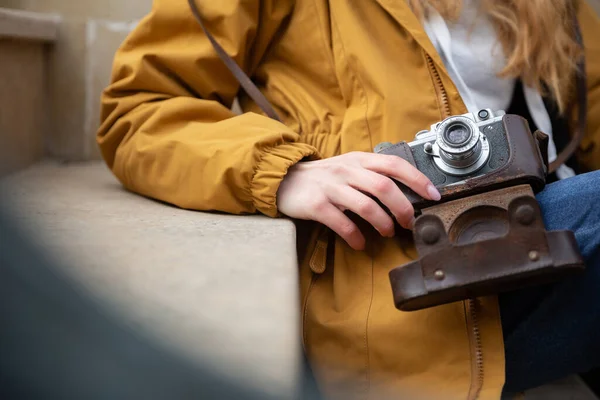 Foto de una joven turista explorando las calles de Bakú. Moody fotos de adolescente visitando la ciudad vieja y tomando fotos de la ciudad . — Foto de Stock