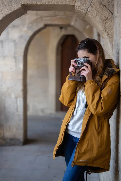 Fotografie a unei tinere turiste care explorează străzile din Baku. Moody fotografii ale adolescentei care vizitează orașul vechi și fotografiază orașul . — Fotografie, imagine de stoc