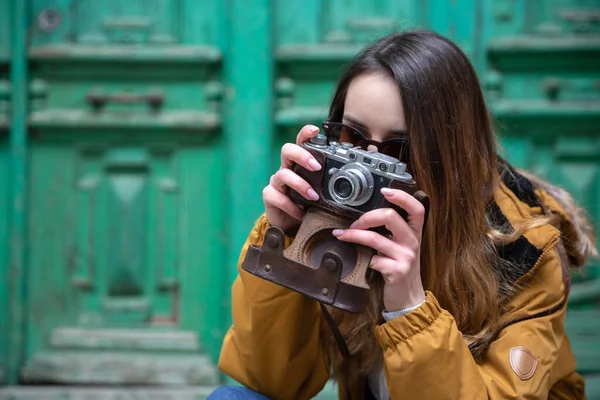 Foto eines jungen Touristenmädchens, das die Straßen von Baku erkundet. Stimmungsvolle Fotos von Teenager-Mädchen, die die Altstadt besuchen und Fotos von der Stadt machen. — Stockfoto