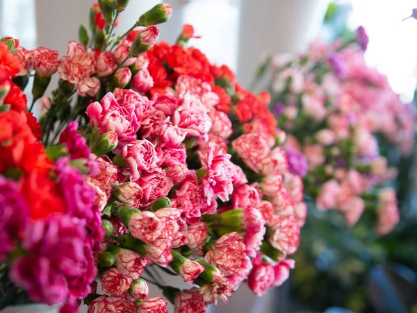 Bouquet con fiore in fiore. Sfondo floreale. Foto a bassa profondità. Colori tenui tonici — Foto Stock