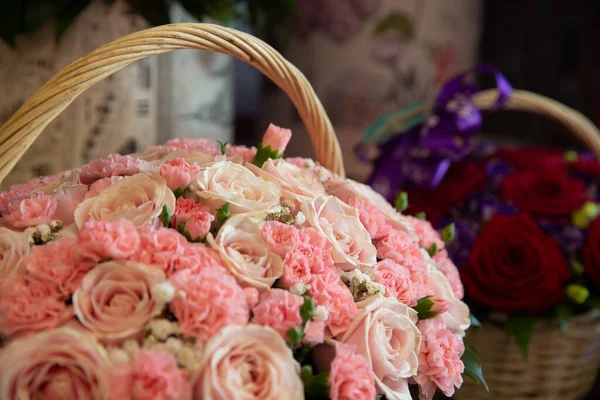 Bouquet con fiore in fiore. Sfondo floreale. Foto a bassa profondità. Colori tenui tonici — Foto Stock