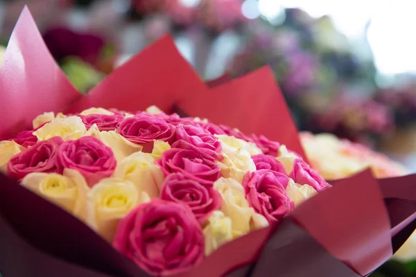 Strauß mit Blüte. Floraler Hintergrund. Flachbild-Foto. weiche Farbtöne — Stockfoto