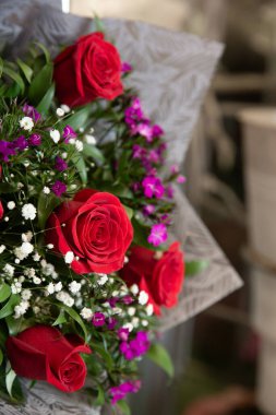 Çiçekli bir buket. Çiçek arkaplan. Yüzeysel derinlikte fotoğraf. Yumuşak tonlu renkler