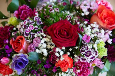 Çiçekli bir buket. Çiçek arkaplan. Yüzeysel derinlikte fotoğraf. Yumuşak tonlu renkler