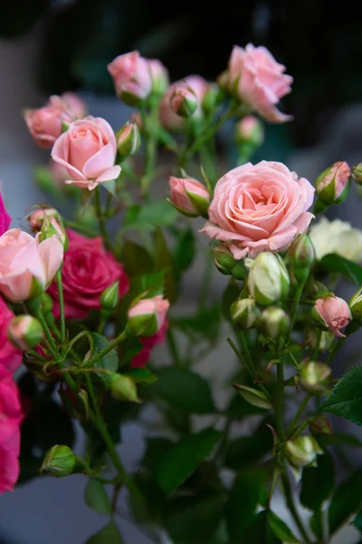 Strauß mit Blüte. Floraler Hintergrund. Flachbild-Foto. weiche Farbtöne — Stockfoto