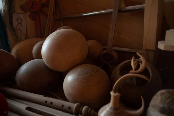 Werkstatt professioneller Teermeister, der in einer Werkstatt detaillierte Arbeiten an der Holzgeige ausführt. Traditionelles Instrument Aserbaidschans — Stockfoto