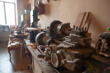 Profesyonel katran ustasının atölyesi bir atölyede ahşap keman üzerine detaylı çalışma yaptı. Azerbaycan geleneksel enstrümanı