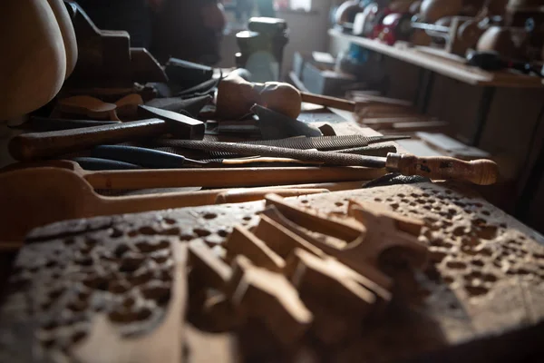 Taller de maestro de alquitrán profesional trabajo detallado sobre violín de madera en un taller. Azerbaiyán instrumento tradicional — Foto de Stock