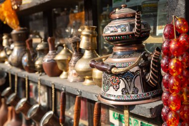 Sokak dükkanında bronz ve bakır el yapımı tencereler. Shaki, Azerbaycan