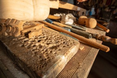 Profesyonel katran ustasının atölyesi bir atölyede ahşap keman üzerine detaylı çalışma yaptı. Azerbaycan geleneksel enstrümanı