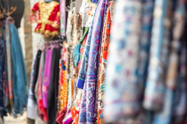 Eski Sheki, Azerbaycan 'daki bir mağazada geleneksel oryantal kumaş eşarbı satılıyor.