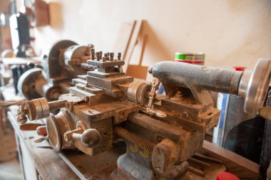 Profesyonel katran ustasının atölyesi bir atölyede ahşap keman üzerine detaylı çalışma yaptı. Azerbaycan geleneksel enstrümanı