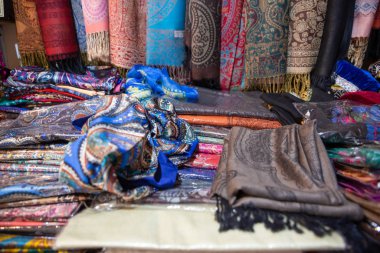 Eski Sheki, Azerbaycan 'daki bir mağazada geleneksel oryantal kumaş eşarbı satılıyor.