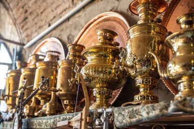 Sokak dükkanında bronz ve bakır el yapımı tencereler. Shaki, Azerbaycan