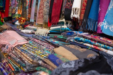 Eski Sheki, Azerbaycan 'daki bir mağazada geleneksel oryantal kumaş eşarbı satılıyor.