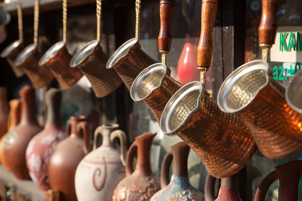 Bronz és réz kézműves konyhai eszközök az utcai boltban. Shaki, Azerbajdzsán — Stock Fotó