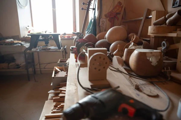 Werkstatt professioneller Teermeister, der in einer Werkstatt detaillierte Arbeiten an der Holzgeige ausführt. Traditionelles Instrument Aserbaidschans — Stockfoto