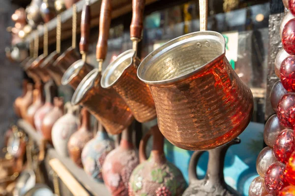 Brons en koper handgemaakte kookgerei in de straat winkel. Shaki, Azerbeidzjan — Stockfoto