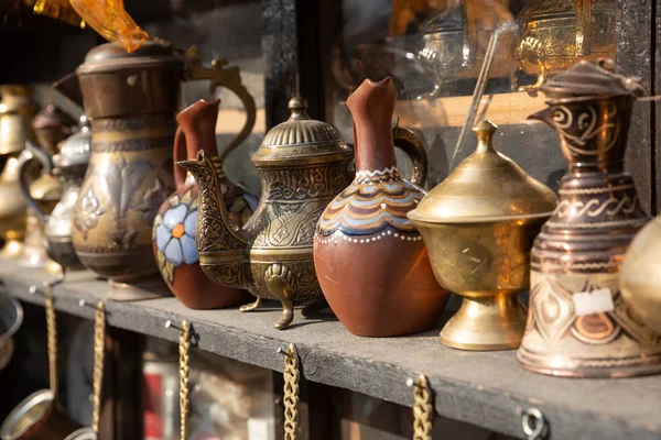 Bronze e cobre panelas artesanais na loja de rua. Shaki, Azerbaijão — Fotografia de Stock