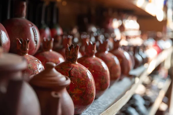 Bronce y cobre utensilios de cocina hechos a mano en la calle tienda. Shaki, Azerbaiyán — Foto de Stock