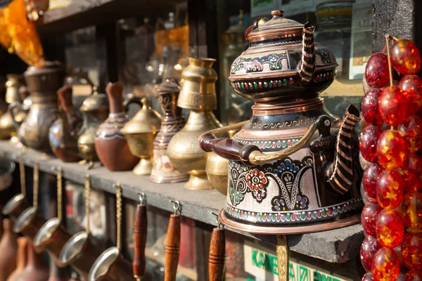 Ustensiles de cuisine artisanaux en bronze et cuivre dans le magasin de rue. Shaki, Azerbaïdjan — Photo