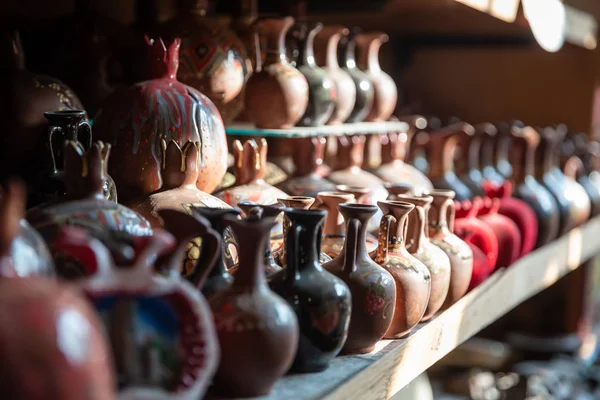 Bronze e cobre panelas artesanais na loja de rua. Shaki, Azerbaijão — Fotografia de Stock