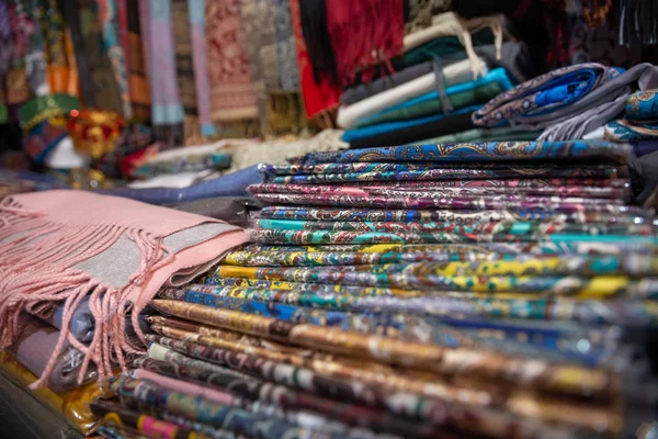 Traditionele oosterse doek sjaal verkocht in een winkel in de oude stad Sheki, Azerbeidzjan — Stockfoto