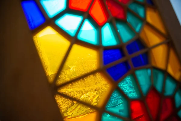 Sheki, Azerbaycan 'daki zanaatkarların fotoğrafı. Shabaka Azerbaycan geleneksel vitray tekniği. Çivi ve yapıştırıcı olmadan ahşap kullanılıyor.