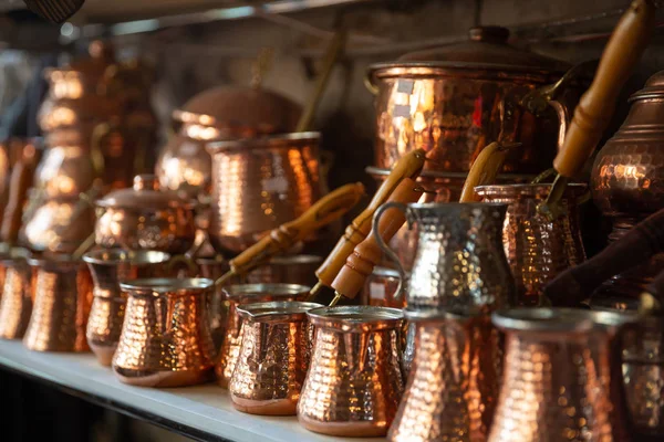 Bronze and copper handcrafted cookware in street shop. Shaki, Azerbaijan — Stock Photo, Image