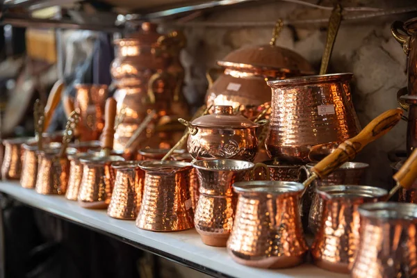 Brons en koper handgemaakte kookgerei in de straat winkel. Shaki, Azerbeidzjan — Stockfoto