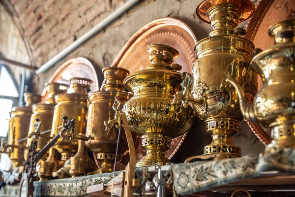 Bronze e cobre panelas artesanais na loja de rua. Shaki, Azerbaijão — Fotografia de Stock