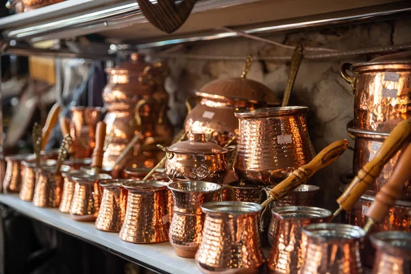 Bronce y cobre utensilios de cocina hechos a mano en la calle tienda. Shaki, Azerbaiyán — Foto de Stock